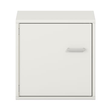 Schlichter, quadratischer, weißer Schrank mit einer einzigen Tür und einem horizontalen silbernen Griff auf der rechten Seite. Der Schrank hat einfache, klare Linien und keine sichtbaren Verzierungen.
