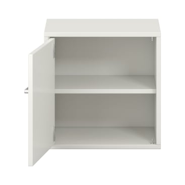 Ein weißer, rechteckiger Schrank mit einer einzigen, nach links geöffneten Tür, die zwei leere Einlegeböden freigibt. Der Schrank hat ein einfaches, modernes Design.
