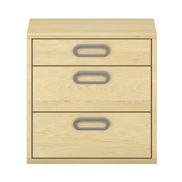 Eine Kommode aus hellem Holz mit drei Schubladen und ovalen silbernen Griffen an jeder Schublade. Die Kommode hat ein einfaches, modernes Design und wird vor einem weißen Hintergrund gezeigt.