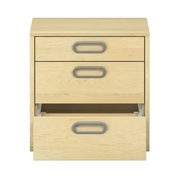 Eine Kommode aus hellem Holz mit drei Schubladen und silbernen Griffen. Die beiden oberen Schubladen sind geschlossen, die untere Schublade ist geöffnet und zeigt das Innere. Die Kommode ist vor einem weißen Hintergrund fotografiert.