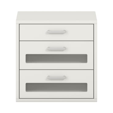 Ein weißer Schrank mit drei Schubladen und silbernen Griffen. Die unteren zwei Schubladen haben rechteckige transparente Platten, während die obere Schublade massiv ist. Der Schrank hat ein einfaches, modernes Design.