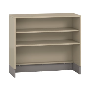 Ein beigefarbenes, offenes Bücherregal mit drei Fächern, massiver Rückwand und Metallsockel, abgebildet auf weißem Hintergrund. Die Regale sind leer und verstellbar.
