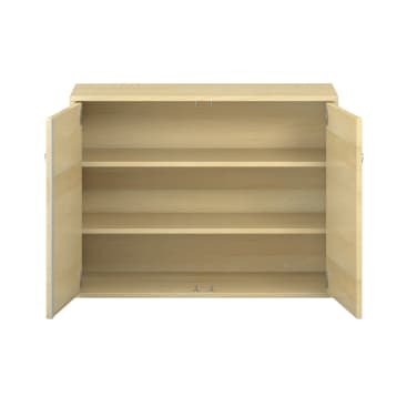 Ein Holzschrank mit zwei offenen Türen und drei leeren horizontalen Einlegeböden im Inneren. Der Schrank hat eine helle Holzoberfläche und ist vor einem schlichten weißen Hintergrund fotografiert.