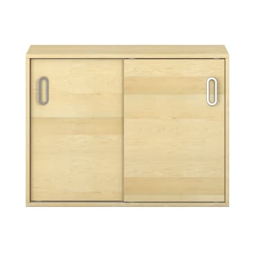 Ein Schrank aus hellem Holz mit zwei Schiebetüren, die jeweils einen ovalen Metallgriff auf der rechten Seite jeder Tür aufweisen. Der Schrank hat ein einfaches, rechteckiges Design und eine glatte Oberfläche.