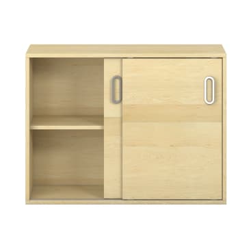 Ein heller Holzschrank mit zwei Einlegeböden; die rechte Seite hat eine Schiebetür mit ovalem Griff, die linke Seite ist offen mit sichtbaren Einlegeböden.