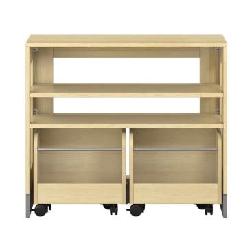 Ein helles holzfarbenes Regal mit zwei offenen Fächern oben und zwei unteren Fächern mit rollenden Aufbewahrungsbehältern auf Rädern. Das Regal hat ein einfaches, rechteckiges Design mit Metallakzenten.