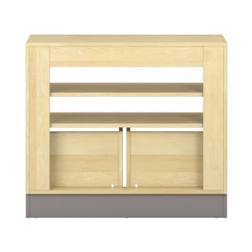 Eine Vitrine aus hellem Holz mit rechteckiger Form, zwei offenen Regalen im oberen Teil und zwei Schiebetüren im unteren Teil. Die Basis ist grau und das Gesamtdesign ist einfach und modern.