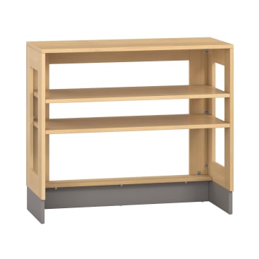 Ein Bücherregal aus hellem Holz mit drei Regalfächern, offenen rechteckigen Seitenwänden und einem massiven grauen Sockel, abgebildet vor einem weißen Hintergrund.