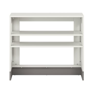 Ein weißes, rechteckiges Regal mit drei offenen Böden und einem soliden Sockel. Die Struktur hat klare Linien und ein minimalistisches Design, das sich für die Aufbewahrung oder Präsentation eignet. Der Hintergrund ist einfarbig weiß.