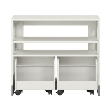 Ein weißer Schrank mit offenen Regalen und zwei unteren Fächern auf Rollen vor einem schlichten weißen Hintergrund. Das Design ist einfach und modern, mit klaren, geraden Linien.