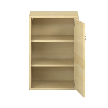 Ein Schrank aus hellem Holz mit drei Einlegeböden und einer Tür, die teilweise geöffnet ist. Der Schrank ist leer und wurde vor einem schlichten weißen Hintergrund fotografiert.
