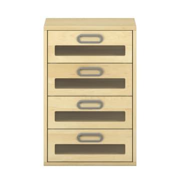 Ein heller Holzschrank mit vier Schubladen, die jeweils einen horizontalen Metallgriff und eine rechteckige transparente Platte in der Mitte der Schubladenfront aufweisen. Der Schrank ist vor einem weißen Hintergrund fotografiert.