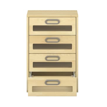 Eine Kommode aus hellem Holz mit vier Schubladen, die jeweils einen Metallgriff und einen rechteckigen Ausschnitt aufweisen. Die unterste Schublade ist offen, während die anderen geschlossen sind. Die Kommode ist vor einem weißen Hintergrund fotografiert.