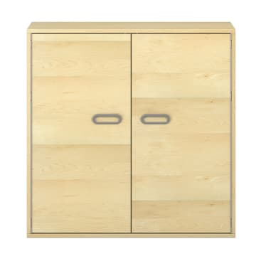 Ein zweitüriger Schrank aus hellem Holz mit rechteckigen grauen Griffen in der Mitte jeder Tür, fotografiert vor einem weißen Hintergrund.