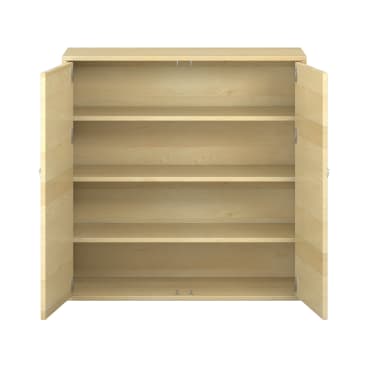 Ein Holzschrank mit zwei offenen Türen, die drei Einlegeböden offenbaren, und einer hellen Naturholzoberfläche. Der Schrank ist leer und wurde vor einem schlichten weißen Hintergrund fotografiert.