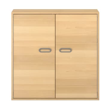 Ein heller Holzschrank mit zwei Türen, die jeweils einen rechteckigen Metallgriff in der Mitte aufweisen. Der Schrank hat ein einfaches, modernes Design mit einer glatten Oberfläche und sichtbaren Holzmaserungen.