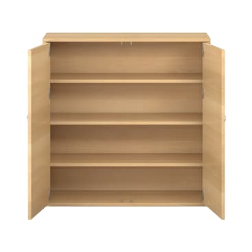 Ein Holzschrank mit zwei offenen Türen, die vier leere Einlegeböden freigeben. Das Holz hat eine helle, natürliche Oberfläche, und das Innere passt zum Äußeren. Der Hintergrund ist einfarbig weiß.