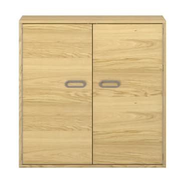 Ein heller Holzschrank mit zwei Türen, die jeweils einen ovalen grauen Griff in der Mitte aufweisen. Der Schrank hat ein einfaches, rechteckiges Design und ist mit einer natürlichen Holzmaserung versehen.