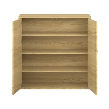 Ein Holzschrank mit zwei offenen Türen, die drei leere Einlegeböden freigeben. Der Schrank hat eine helle Holzoberfläche und ein einfaches, rechteckiges Design.
