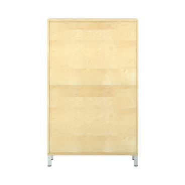 Heller Holzschrank mit einfachem, rechteckigem Design, flachen, glatten Oberflächen und kurzen, silbernen Beinen. Die Vorderseite hat keine sichtbaren Griffe oder dekorativen Elemente.