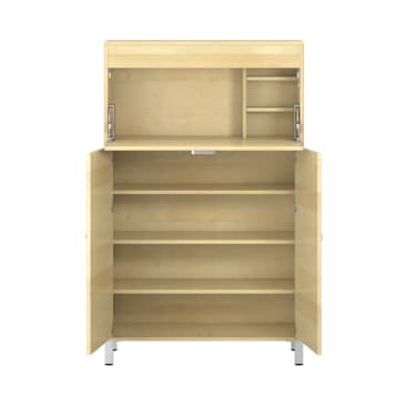 Ein Schrank aus Holz mit heller Holzoberfläche, offenen Türen, die vier untere Einlegeböden freigeben, und einem oberen Teil mit zusätzlichen Fächern und kleinen Einlegeböden. Der Schrank steht auf vier Metallfüßen.