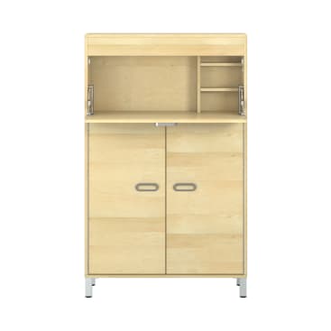 Ein Schrank aus hellem Holz mit zwei Türen auf der Unterseite, zwei Griffen, einem offenen oberen Fach und zwei kleineren Fächern auf der rechten Seite. Der Schrank steht auf kurzen Metallbeinen.