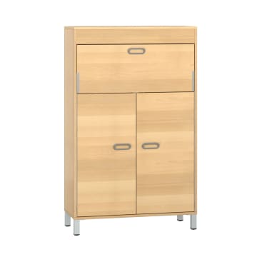 Ein Schrank aus hellem Holz mit drei Metallgriffen, zwei Türen in der unteren Hälfte, einem einzigen ausziehbaren Fach darüber und vier silbernen Metallbeinen. Das Design ist einfach und modern.
