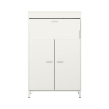 Ein weißer Metallschrank mit einer ausziehbaren Schublade oben und zwei Türen unten, jeweils mit Griffen. Der Schrank hat einfache, gerade Linien und steht auf vier kurzen Beinen.