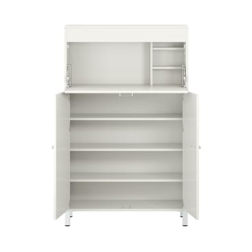 Weißer Schrank mit zwei unten offenen Türen, die vier Einlegeböden freigeben, und einem oberen Teil mit einer Klapptür, zwei kleinen Einlegeböden und einem offenen Fach. Der Schrank ist leer und hat ein einfaches, modernes Design.
