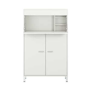 Ein weißer Schrank mit zwei unteren Türen, einem ausziehbaren Fachboden in der Mitte und drei kleinen offenen Fächern auf der oberen rechten Seite. Der Schrank hat ein einfaches, modernes Design und Metallgriffe.