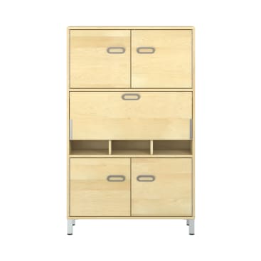 Heller Holzschrank mit sechs Fächern, drei Metallgriffen an der Vorderseite, vier geschlossenen Türen und einem offenen mittleren Fach mit drei vertikalen Trennwänden, alles auf kurzen Beinen stehend.