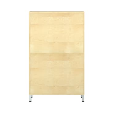 Ein Holzschrank mit heller natürlicher Oberfläche, von vorne gesehen. Der Schrank hat eine glatte, flache Oberfläche und steht auf vier kurzen, stabilen Beinen. Es sind keine Griffe, Einlegeböden oder andere Details sichtbar.