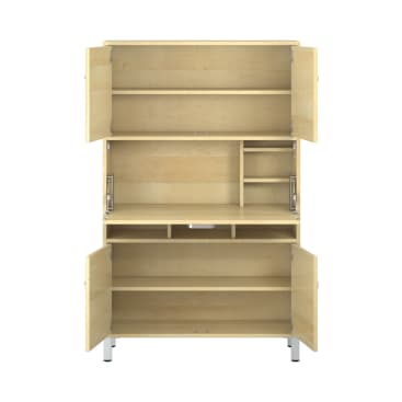 Ein hoher, heller Holzschrank mit vier offenen Türen, die mehrere Einlegeböden, eine breite Ausziehfläche und mehrere Fächer im Inneren offenbaren. Der Schrank steht auf kurzen Metallbeinen.