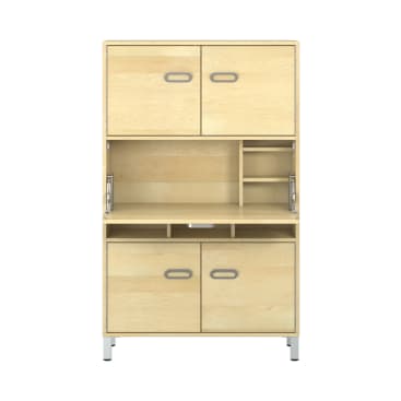Ein Schrank aus hellem Holz mit zwei oberen Türen, einem offenen mittleren Regal mit Fächern und zwei unteren Türen. Der Schrank hat silberne Griffe und Beine und ist vor einem weißen Hintergrund gesetzt.