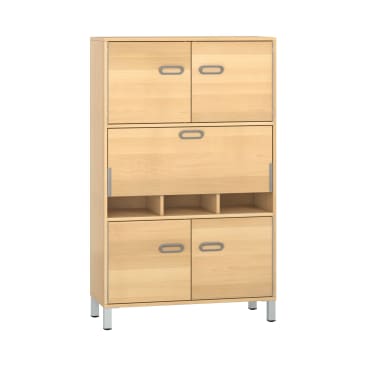 Ein Aufbewahrungsschrank aus hellem Holz mit fünf Türen, drei Metallgriffen, einem offenen, in drei Abschnitte unterteilten mittleren Fachboden und Metallbeinen. Der Schrank hat ein einfaches, rechteckiges Design.