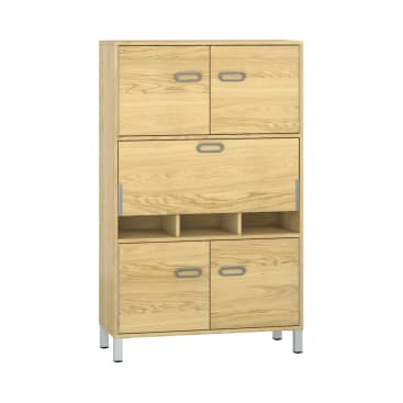 Ein Schrank aus hellem Holz mit vier oberen Schubladen, einer großen mittleren Klapptür, drei offenen Fächern und zwei unteren Schubladen, alle mit Metallgriffen und -füßen, fotografiert vor einem weißen Hintergrund.