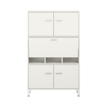 Ein weißer, rechteckiger Schrank mit vier Türen, einem ausziehbaren Fach, einem offenen Regal mit Unterteilungen und Metallfüßen. Das Design ist einfach und modern.