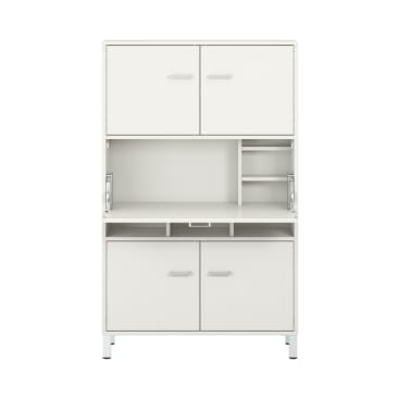 Ein weißer Metallschrank mit vier geschlossenen Türen, zwei oben und zwei unten, und einem offenen Mittelteil mit Regalen und Fächern. Der Schrank steht auf kurzen Beinen.