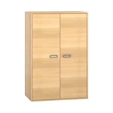 Ein Aufbewahrungsschrank aus hellem Holz mit zwei geschlossenen Türen und silbernen rechteckigen Griffen, der vor einem schlichten weißen Hintergrund steht.