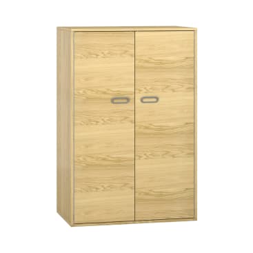 Ein Holzschrank mit heller Holzoberfläche, zwei Türen und silbernen ovalen Griffen auf weißem Hintergrund.