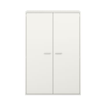 Ein geschlossener, weißer, rechteckiger Aufbewahrungsschrank mit zwei Türen und kleinen horizontalen Griffen in der Mitte jeder Tür. Der Schrank steht vor einem schlichten weißen Hintergrund.
