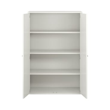 Ein weißer Schrank mit zwei offenen Türen, die vier gleichmäßig verteilte Regale im Inneren offenbaren. Der Schrank ist leer und wurde vor einem schlichten weißen Hintergrund fotografiert.