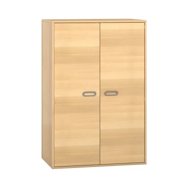 Ein heller holzfarbener Schrank mit zwei Türen und silbernen Griffen, der aufrecht vor einem weißen Hintergrund steht.