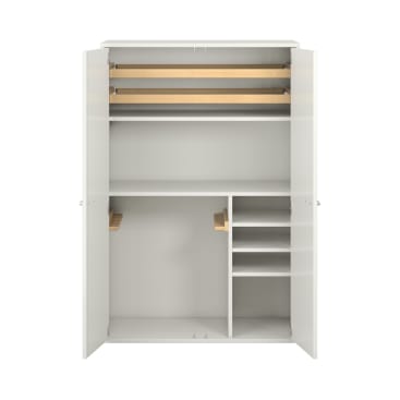 Ein weißer Kleiderschrank mit offenen Türen, mit hölzernen Aufhängestangen oben und an den Seiten, mehreren Einlegeböden auf der rechten Seite und einem offenen unteren Teil. Der Innenraum ist unterteilt, um die Aufbewahrung zu organisieren.