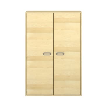 Ein zweitüriger Kleiderschrank aus hellem Holz mit rechteckigen silbernen Griffen in der Mitte jeder Tür. Der Kleiderschrank hat ein einfaches, minimalistisches Design und ist vor einem weißen Hintergrund fotografiert.
