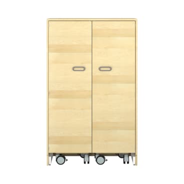 Ein heller Holzschrank mit zwei geschlossenen Türen, die jeweils einen rechteckigen Griff aufweisen. An der Unterseite sind vier Laufrollen teilweise sichtbar. Der Schrank ist vor einem schlichten weißen Hintergrund fotografiert.
