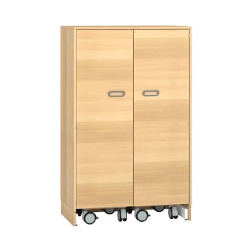 Ein Holzschrank mit zwei geschlossenen Türen, die eine horizontale Holzmaserung aufweisen. Mehrere Räder oder Rollen sind teilweise unter dem Boden des Schranks sichtbar.