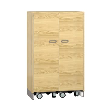 Ein Schrank aus hellem Holz mit zwei geschlossenen Türen, Metallgriffen und sichtbaren Rollen am Boden. Der Schrank hat ein einfaches, modernes Design und steht auf kurzen Beinen.