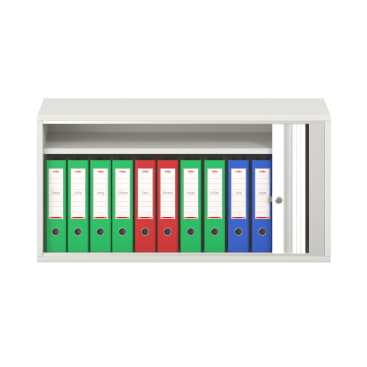 Ein weißer Büroschrank mit einer Glasschiebetür enthält elf aufrecht stehende Aktenordner in den Farben Grün, Rot und Blau, die jeweils auf dem Rücken beschriftet sind. Der Schrank hat einen Einlegeboden und ein Metallschloss auf der rechten Seite.