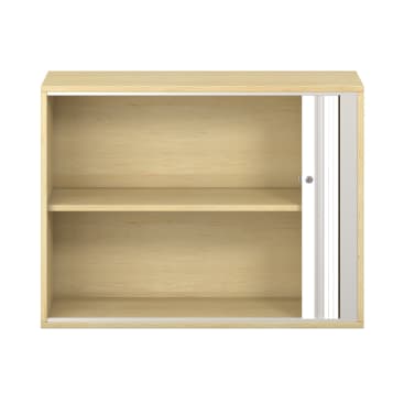 Ein heller Holzschrank mit zwei Einlegeböden und einer einzelnen weißen Schiebetür, die die rechte Seite teilweise verdeckt. Der Schrank hat ein einfaches, modernes Design und ist leer.